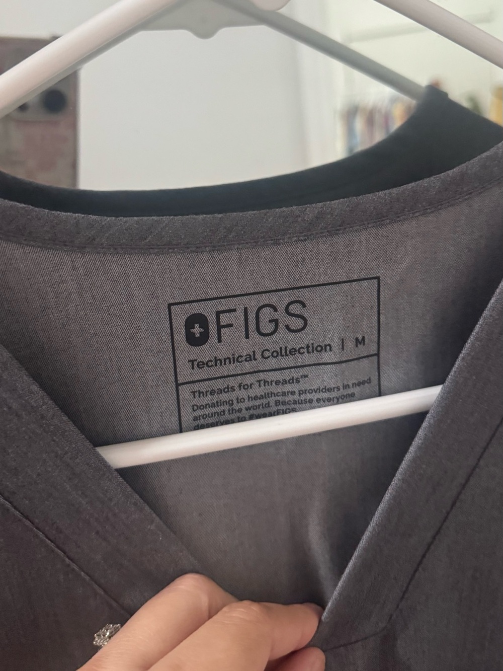 LIKE NEW FIGS Leon Three-Pocket Scrub Top™ Technical Collection- Graphite - Picture 4 of 5